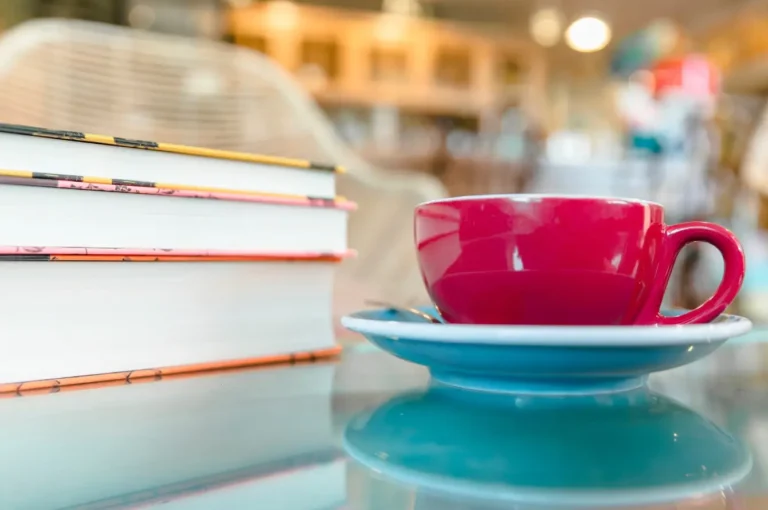 Bücherregal im FoxKaffee Leipzig – Lesen, Entspannen & Genießen nahe dem Stadtzentrum